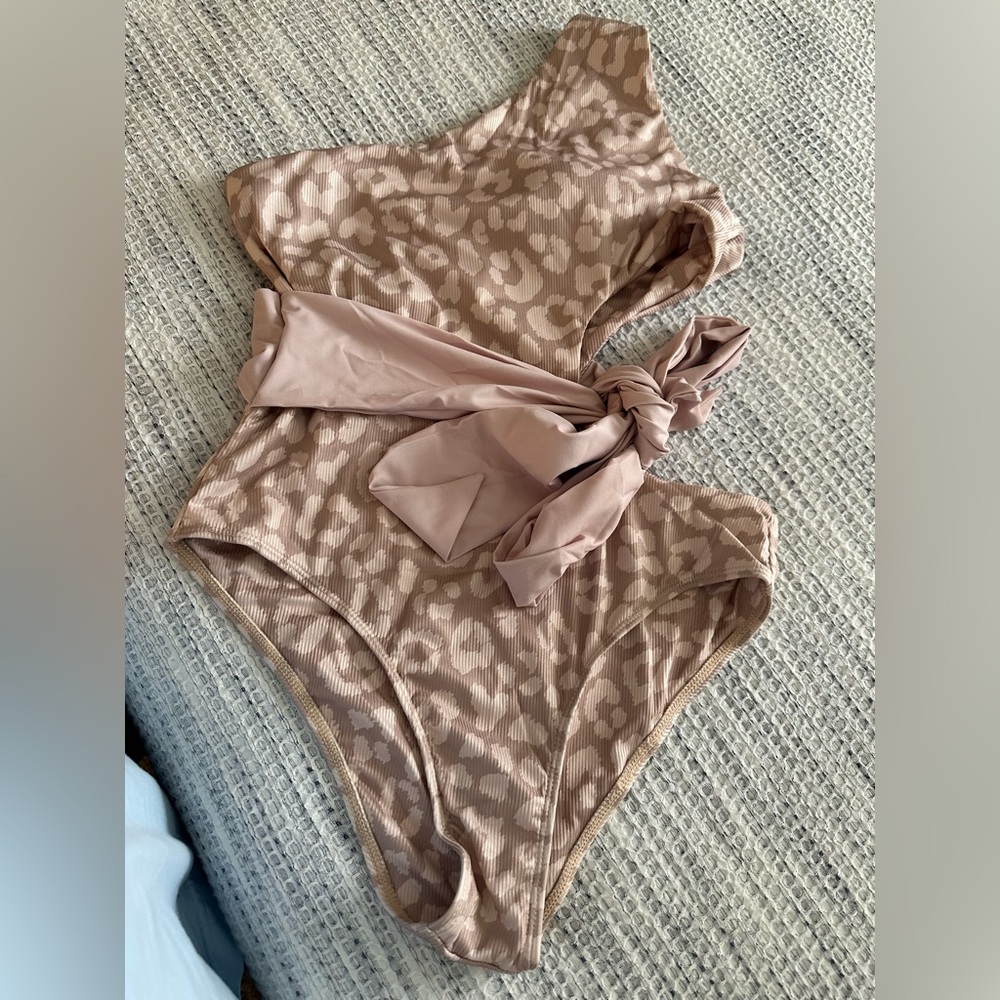 Pinky Lily Swimsuit!! New without tags